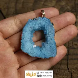 گردنبند ژئود کوارتز آبی معدنی منحصر به فرد بلور طبیعی سنگ درمانی تخصصی چاکرای گلو و پیشانی همراه زنجیر استیل