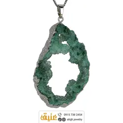 گردنبند ژئود کوارتز سبز معدنی بسیار زیبا درشت بلور طبیعی سنگ درمانی تخصصی چاکرای قلب همراه زنجیر استیل
