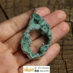 گردنبند ژئود کوارتز سبز معدنی بسیار زیبا درشت بلور طبیعی سنگ درمانی تخصصی چاکرای قلب همراه زنجیر استیل