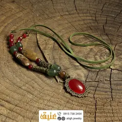 سینه ریز چندسنگ عقیق سرخ بسیار خوشرنگ، شاه مقصود افغان، جاسپر و جید سرخ تراش دار معدنی همراه بند چرمی