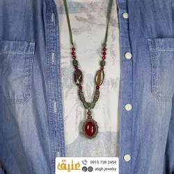 سینه ریز چندسنگ عقیق سرخ بسیار خوشرنگ، شاه مقصود افغان، جاسپر و جید سرخ تراش دار معدنی همراه بند چرمی