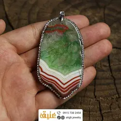 گردنبند اسلایس عقیق سلیمانی سفید قهوه‌ای با هم رشدی کوارتز سبز بسیار خاص و زیبا سنگ درمانی همراه زنجیر استیل