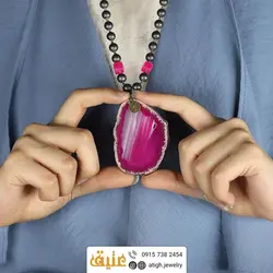 سینه ریز اسلایس عقیق صورتی ماداگاسکار بسیار خوش نقش و نگار، حدید مات و عقیق مکعبی دراگون معدنی