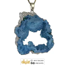 گردنبند ژئود کوارتز آبی معدنی بسیار خوشرنگ بلور طبیعی سنگ درمانی تخصصی چاکرای گلو و پیشانی همراه زنجیر استیل