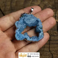 گردنبند ژئود کوارتز آبی معدنی بسیار خوشرنگ بلور طبیعی سنگ درمانی تخصصی چاکرای گلو و پیشانی همراه زنجیر استیل