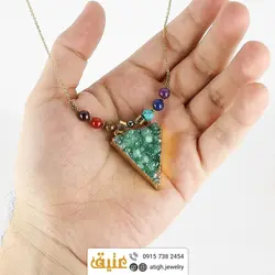 سینه ریز هفت سنگ چاکرا سنگهای قیمتی و بلور کوارتز سبز معدنی همراه حدید محافظ هاله انرژی با زنجیر استیل
