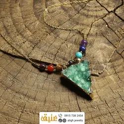 سینه ریز هفت سنگ چاکرا سنگهای قیمتی و بلور کوارتز سبز معدنی همراه حدید محافظ هاله انرژی با زنجیر استیل