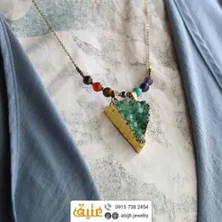 سینه ریز هفت سنگ چاکرا سنگهای قیمتی و بلور کوارتز سبز معدنی همراه حدید محافظ هاله انرژی با زنجیر استیل