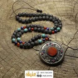 سینه ریز عقیق سرخ، سرپنتین(مارسنگ)، لاجورد افغان و لاوا معدنی درشت طرح عتیقه رو مانتویی