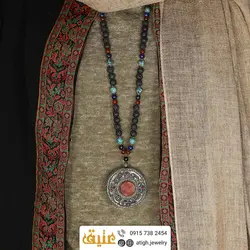 سینه ریز عقیق سرخ، سرپنتین(مارسنگ)، لاجورد افغان و لاوا معدنی درشت طرح عتیقه رو مانتویی