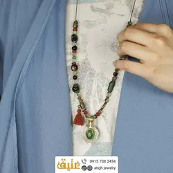 سینه ریز چندسنگ شاه مقصود، یشم کانادایی، جاسپر عقیق سلیمانی، سرخ، سبز و مشکی معدنی با آویز سکه