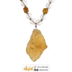 سینه ریز عقیق عسلی معدنی راف و کریستال کوارتز شفاف همراه دو عدد عقیق مکعبی بافت گره ای