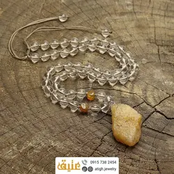 سینه ریز عقیق عسلی معدنی راف و کریستال کوارتز شفاف همراه دو عدد عقیق مکعبی بافت گره ای