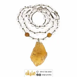 سینه ریز عقیق عسلی معدنی راف و کریستال کوارتز شفاف همراه دو عدد عقیق مکعبی بافت گره ای