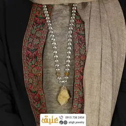 سینه ریز عقیق عسلی معدنی راف و کریستال کوارتز شفاف همراه دو عدد عقیق مکعبی بافت گره ای