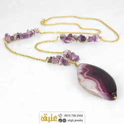 سینه ریز عقیق سلیمانی بنفش با نقش و نگار زیبا و آمتیست نامنظم معدنی بسیار خوشرنگ با زنجیر استیل