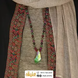 سینه ریز کوارتز تیتانیوم هفت رنگ تراش نامنظم و عقیق دراگون هارمونی رنگ بسیار چشم نواز بافت گره ای