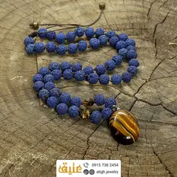 سینه ریز چشم ببر درشت مرغوب با رگه های زیبا و لاوا آبی همراه دو قطعه چشم ببر تراش استار معدنی بافت گره ای