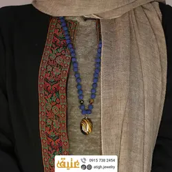 سینه ریز چشم ببر درشت مرغوب با رگه های زیبا و لاوا آبی همراه دو قطعه چشم ببر تراش استار معدنی بافت گره ای