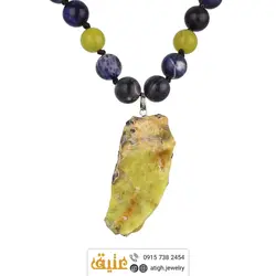 سینه ریز یونیک جاسپر زیتونی راف با نقش و نگار زیبا، سودالیت مات چرمی و یشم معدنی بافت گره ای سنگ درمانی