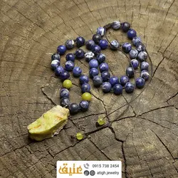 سینه ریز یونیک جاسپر زیتونی راف با نقش و نگار زیبا، سودالیت مات چرمی و یشم معدنی بافت گره ای سنگ درمانی
