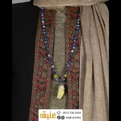 سینه ریز یونیک جاسپر زیتونی راف با نقش و نگار زیبا، سودالیت مات چرمی و یشم معدنی بافت گره ای سنگ درمانی