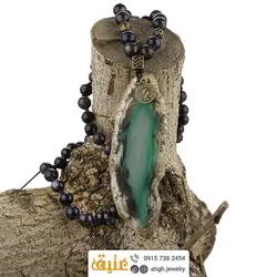 سینه ریز آنتیک عقیق سلیمانی بسیار خاص و خوشرنگ همراه با صدف مشکی طبیعی بافت گره ای