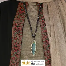 سینه ریز آنتیک عقیق سلیمانی بسیار خاص و خوشرنگ همراه با صدف مشکی طبیعی بافت گره ای