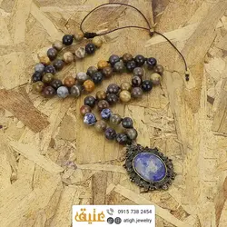 سینه ریز سودالیت و جاسپر آجری معدنی بافت گره ای فریم برنزی طرح عتیقه بسیار خاص