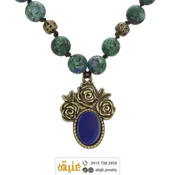 سینه ریز عقیق آبی بسیار خوشرنگ تراش تخت و کریزوکولا مات معدنی با نقش و نگار خاص فریم طرح گل بافت گره ای