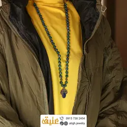 سینه ریز عقیق آبی بسیار خوشرنگ تراش تخت و کریزوکولا مات معدنی با نقش و نگار خاص فریم طرح گل بافت گره ای