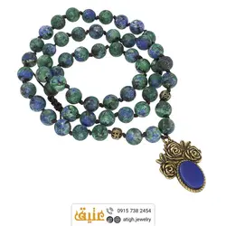 سینه ریز عقیق آبی بسیار خوشرنگ تراش تخت و کریزوکولا مات معدنی با نقش و نگار خاص فریم طرح گل بافت گره ای