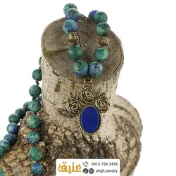 سینه ریز عقیق آبی بسیار خوشرنگ تراش تخت و کریزوکولا مات معدنی با نقش و نگار خاص فریم طرح گل بافت گره ای