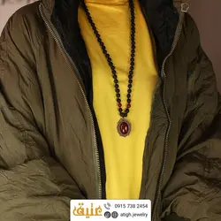 سینه ریز عقیق سرخ عالی مرغوب بسیار خوشرنگ و لاوا معدنی بافت گره ای فریم طرح گل برنزی