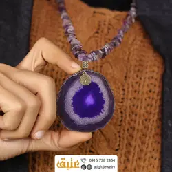 سینه ریز عقیق سلیمانی درشت بسیار خوشرنگ با نقش و نگار زیبا و آمتیست تراش نامنظم معدنی