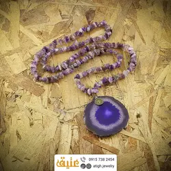 سینه ریز عقیق سلیمانی درشت بسیار خوشرنگ با نقش و نگار زیبا و آمتیست تراش نامنظم معدنی