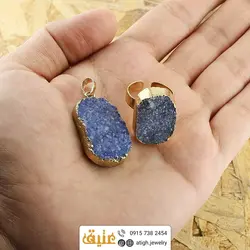 نیم ست کوارتز آبی بلور معدنی درشت بسیار خوشرنگ همراه زنجیر استیل طلایی