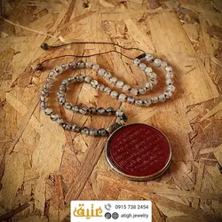 سینه ریز کتیبه خطی با حکاکی برجسته 