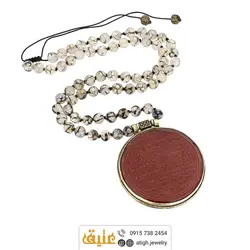 سینه ریز کتیبه خطی با حکاکی برجسته 