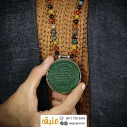 سینه ریز کتیبه خطی عقیق ام البنین معدنی حکاکی برجسته ناد علی و سوره توحید بافت گره ای