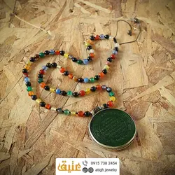 سینه ریز کتیبه خطی عقیق ام البنین معدنی حکاکی برجسته ناد علی و سوره توحید بافت گره ای