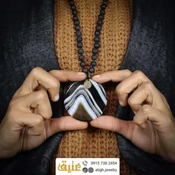 سینه ریز یونیک عقیق سلیمانی مرغوب با نقش و نگار منحصر به فرد و لاوا معدنی بافت گره ای