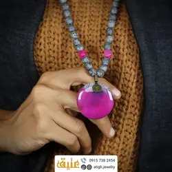 سینه ریز عقیق صورتی هم رشدی کوارتز، سرپنتین طوسی مات و عقیق مکعبی معدنی بسیار خاص