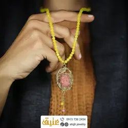 سینه ریز بلور طبیعی کوارتز صورتی سیم بافت، جید سرخ و زرد تراشدار معدنی