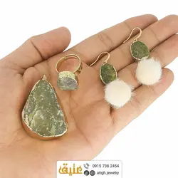 نیم ست تورمالین زیتونی مرغوب کمیاب بلور طبیعی بسیار خوشرنگ سنگ درمانی با زنجیر استیل‌