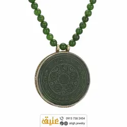 سینه ریز عقیق سبز بسیار خوشرنگ و مرغوب با حکاکی گود پنج تن و سوره توحید بافت