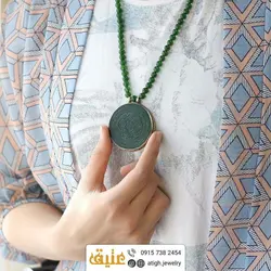 سینه ریز عقیق سبز بسیار خوشرنگ و مرغوب با حکاکی گود پنج تن و سوره توحید بافت