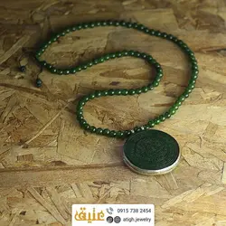 سینه ریز عقیق سبز بسیار خوشرنگ و مرغوب با حکاکی گود پنج تن و سوره توحید بافت