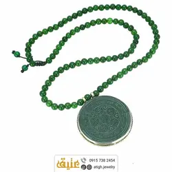 سینه ریز عقیق سبز بسیار خوشرنگ و مرغوب با حکاکی گود پنج تن و سوره توحید بافت
