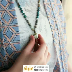 سینه ریز عقیق خزه ای، آمازونیت دانه هلی و سرپنتین (مارسنگ) مات معدنی همراه منگوله ابریشمی